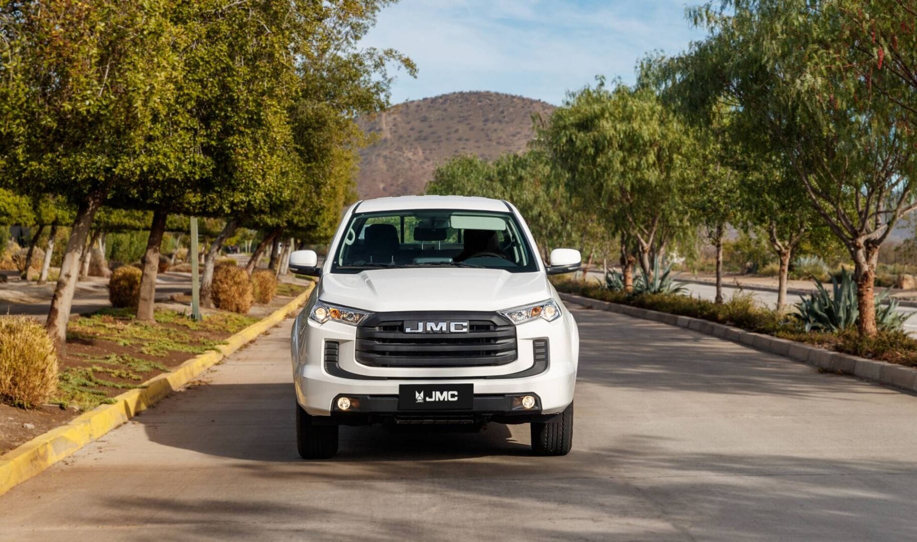 JMC VIGUS: PICK-UPS CON MOTORES EURO 6, TECNOLOGÍAS AVANZADAS Y PRECIOS SORPRENDENTES V12MAGAZINE Las JMC Vigus Work y Vigus Plus llegan con nuevo diseño, más equipadas y fabricadas con tecnología japonesa y americana, gracias a Joint Ventures con Isuzu y Ford. V12MAGAZINE