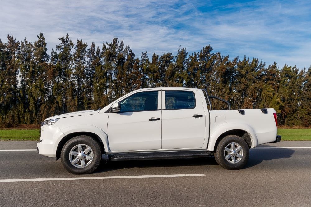 JMC VIGUS: PICK-UPS CON MOTORES EURO 6, TECNOLOGÍAS AVANZADAS Y PRECIOS SORPRENDENTES V12MAGAZINE Las JMC Vigus Work y Vigus Plus llegan con nuevo diseño, más equipadas y fabricadas con tecnología japonesa y americana, gracias a Joint Ventures con Isuzu y Ford. V12MAGAZINE
