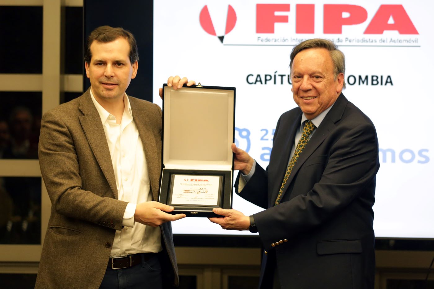 En el reconocido EK Hotel Bogotá se entregaron las placas réplicas de los Premios FIPA 2024 capítulo Colombia y se exaltó la carrera periodística de José Clopatosfky Londoño. V12MAGAZINE