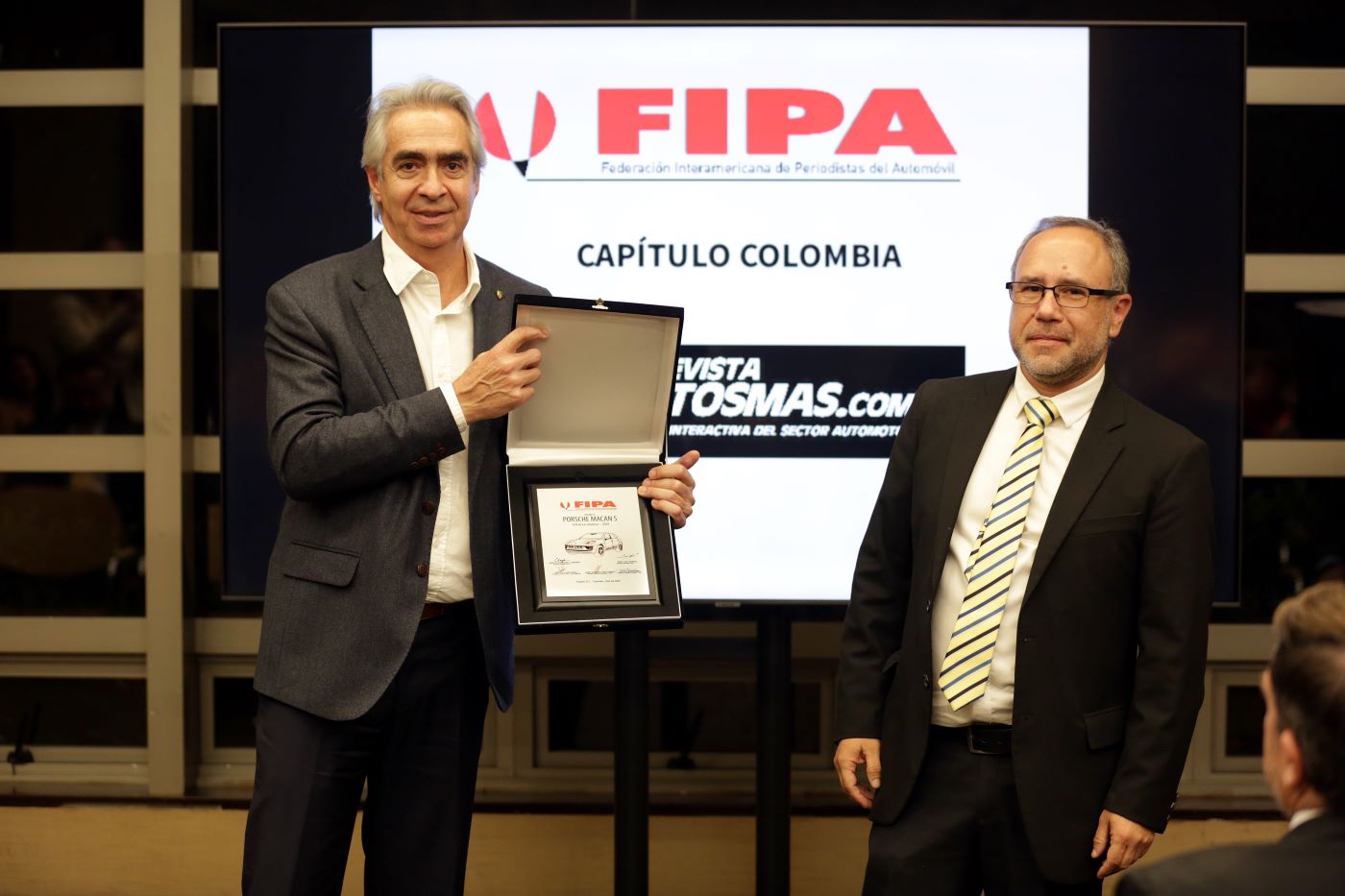 En el reconocido EK Hotel Bogotá se entregaron las placas réplicas de los Premios FIPA 2024 capítulo Colombia y se exaltó la carrera periodística de José Clopatosfky Londoño. V12MAGAZINE