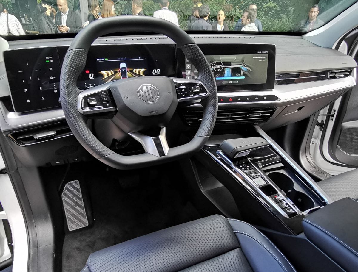 MG REFUERZA SU PORTAFOLIO EN COLOMBIA CON LOS ONE Y RX5, DOS SUV CON MOTOR DE COMBUSTIÓN V12MAGAZINE MG llega al segmento C con las SUVs MG One MG RX5. cada uno de ellos con un estilo y diseño definido, que tienen en común sus excelentes acabados y desempeño de alto nivel. V12MAGAZINE