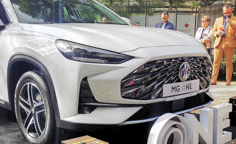 MG REFUERZA SU PORTAFOLIO EN COLOMBIA CON LOS ONE Y RX5, DOS SUV CON MOTOR DE COMBUSTIÓN V12MAGAZINE MG llega al segmento C con las SUVs MG One MG RX5. cada uno de ellos con un estilo y diseño definido, que tienen en común sus excelentes acabados y desempeño de alto nivel. V12MAGAZINE