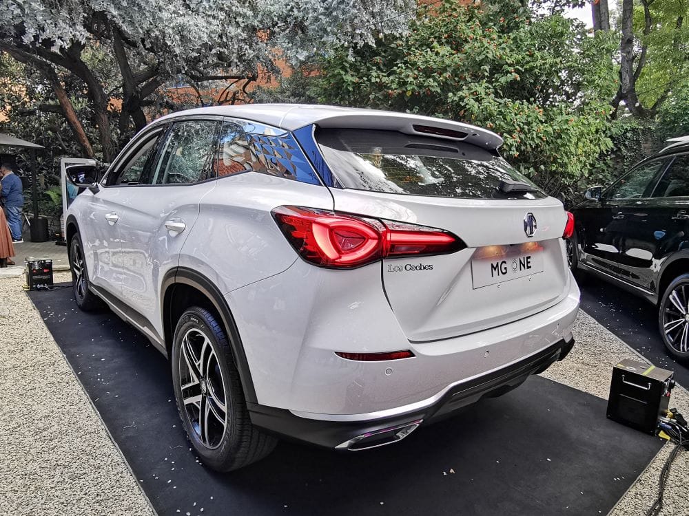 MG REFUERZA SU PORTAFOLIO EN COLOMBIA CON LOS ONE Y RX5, DOS SUV CON MOTOR DE COMBUSTIÓN V12MAGAZINE MG llega al segmento C con las SUVs MG One MG RX5. cada uno de ellos con un estilo y diseño definido, que tienen en común sus excelentes acabados y desempeño de alto nivel. V12MAGAZINE