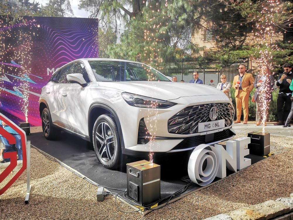 MG REFUERZA SU PORTAFOLIO EN COLOMBIA CON LOS ONE Y RX5, DOS SUV CON MOTOR DE COMBUSTIÓN V12MAGAZINE MG llega al segmento C con las SUVs MG One MG RX5. cada uno de ellos con un estilo y diseño definido, que tienen en común sus excelentes acabados y desempeño de alto nivel. V12MAGAZINE