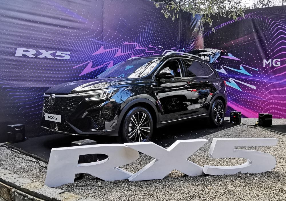 MG REFUERZA SU PORTAFOLIO EN COLOMBIA CON LOS ONE Y RX5, DOS SUV CON MOTOR DE COMBUSTIÓN V12MAGAZINE MG llega al segmento C con las SUVs MG One MG RX5. cada uno de ellos con un estilo y diseño definido, que tienen en común sus excelentes acabados y desempeño de alto nivel. V12MAGAZINE