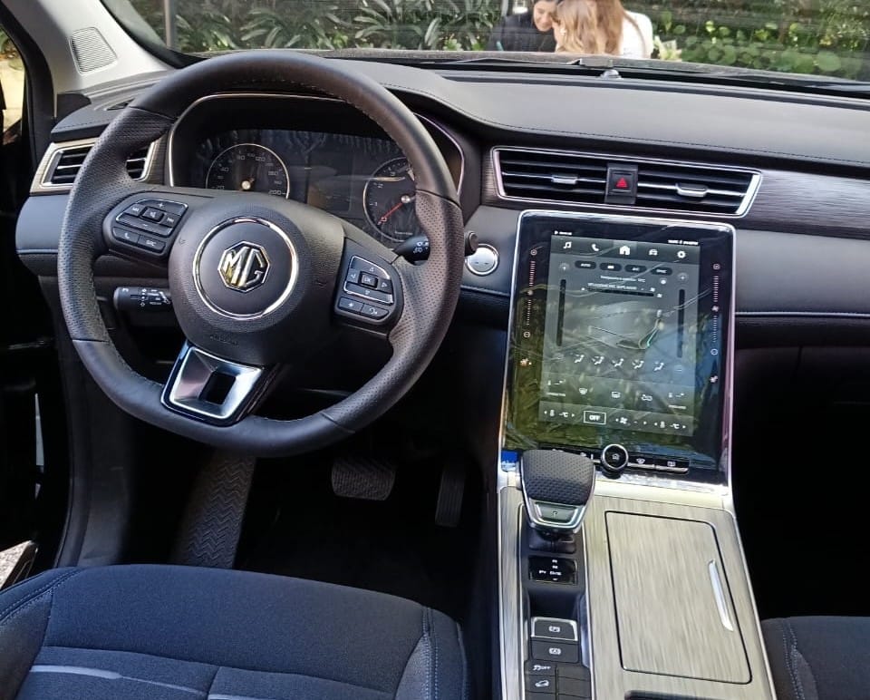 MG REFUERZA SU PORTAFOLIO EN COLOMBIA CON LOS ONE Y RX5, DOS SUV CON MOTOR DE COMBUSTIÓN V12MAGAZINE MG llega al segmento C con las SUVs MG One MG RX5. cada uno de ellos con un estilo y diseño definido, que tienen en común sus excelentes acabados y desempeño de alto nivel. V12MAGAZINE