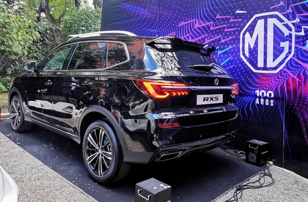 MG REFUERZA SU PORTAFOLIO EN COLOMBIA CON LOS ONE Y RX5, DOS SUV CON MOTOR DE COMBUSTIÓN V12MAGAZINE MG llega al segmento C con las SUVs MG One MG RX5. cada uno de ellos con un estilo y diseño definido, que tienen en común sus excelentes acabados y desempeño de alto nivel. V12MAGAZINE