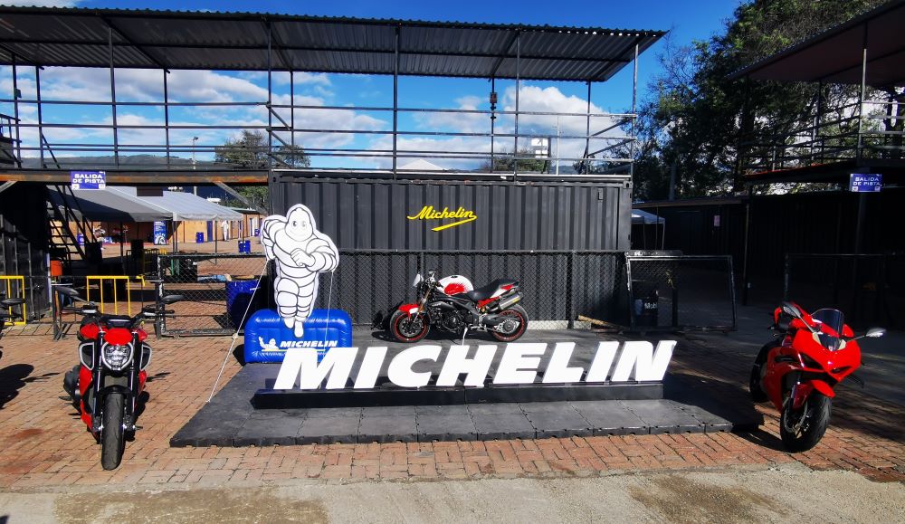 Los lanzamientos de las llantas MICHELIN GP2, POWER 6 y ANAKEE ROAD se destacan por su tecnológica con un alto nivel de adherencia, desarrollo y estabilidad para motos deportivas y Trail. V12MAGAZINE