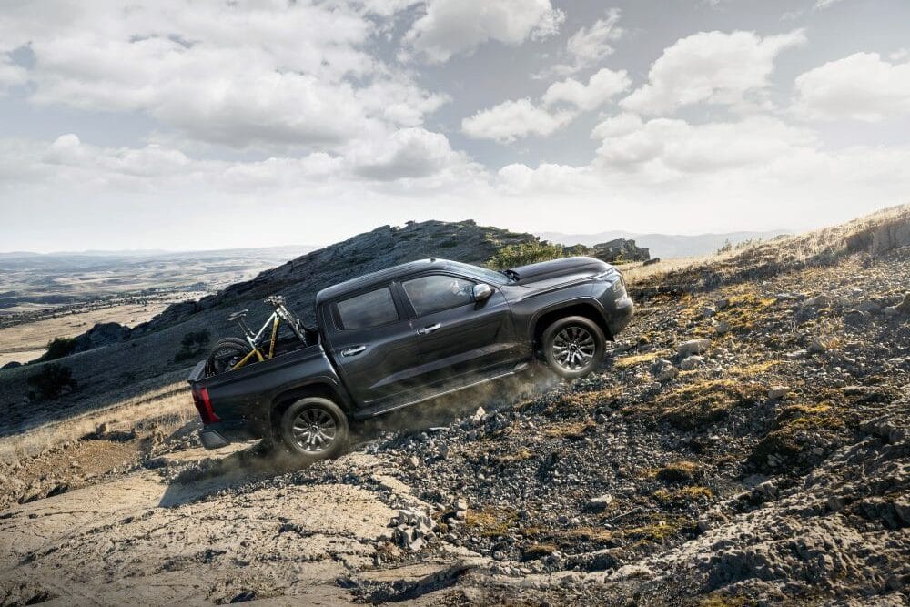 MITSUBISHI L200 TRITON: MÁS SEGURA, TECNOLÓGICA Y CON ESTILO V12MAGAZINE La Mitsubishi L200 Triton llega con un diseño renovado, mayor rigidez torsional y opciones de motorización potentes. Además, incorpora un llamativo color Yamabuki Orange. V12MAGAZINE