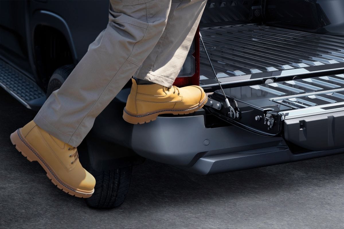 MITSUBISHI L200 TRITON: MÁS SEGURA, TECNOLÓGICA Y CON ESTILO V12MAGAZINE La Mitsubishi L200 Triton llega con un diseño renovado, mayor rigidez torsional y opciones de motorización potentes. Además, incorpora un llamativo color Yamabuki Orange. V12MAGAZINE