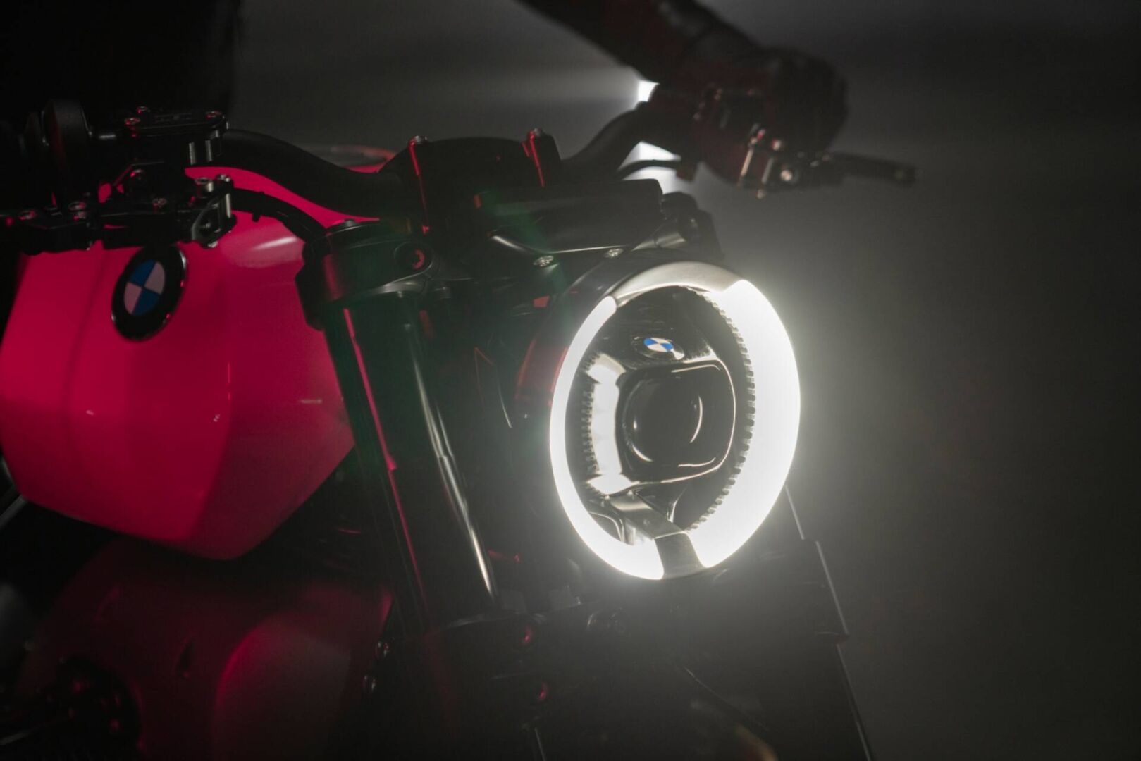 En el emocionante mundo del motociclismo, BMW Motorrad desató una nueva ola de expectación con el lanzamiento de su último concepto: la BMW R20. Fue presentada en el Concorsa de Eleganza Villa d'Este. V12MAGAZINE