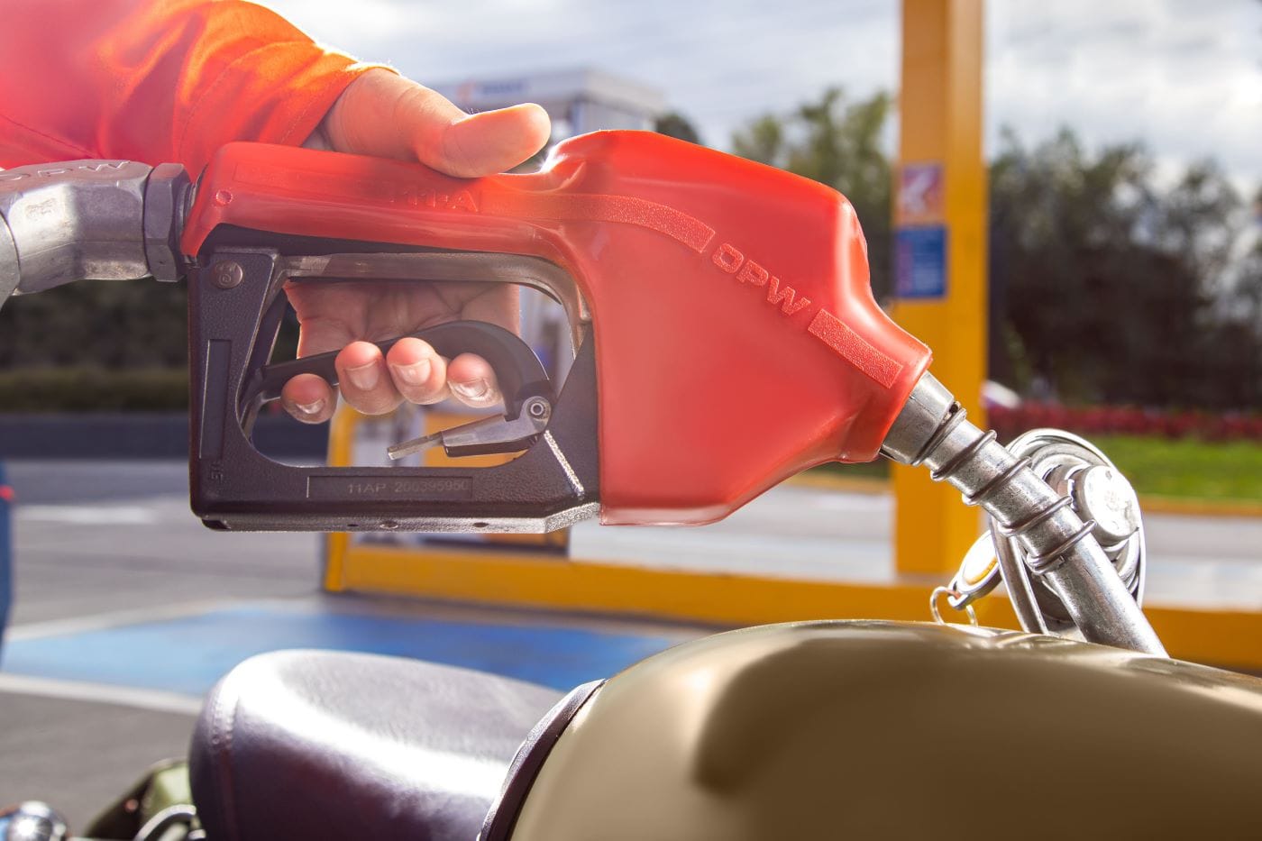 ¡AHORRE COMBUSTIBLE! SIGA ESTAS PRÁCTICAS Y AYUDARÁ A MEJORAR SUS FINANZAS V12MAGAZINE Los precios del combustible pueden fluctuar, pero una cosa es segura: todos queremos ahorrar gasolina y aliviar la carga para el bolsillo. V12MAGAZINE