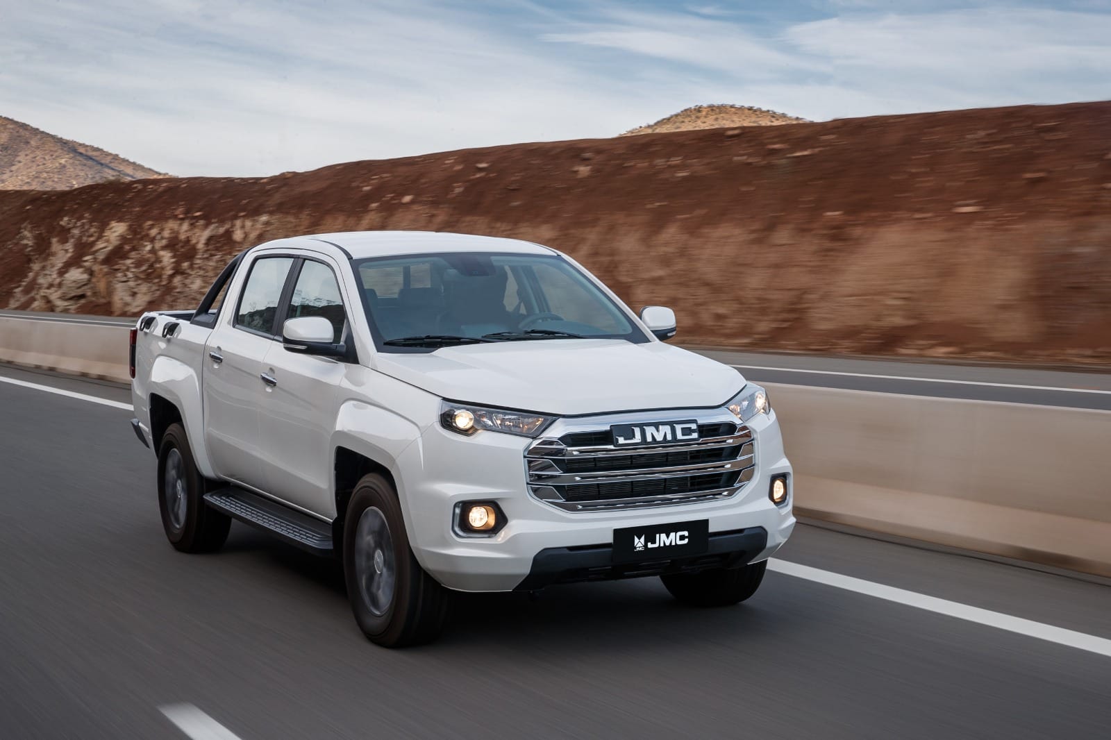 JMC VIGUS: PICK-UPS CON MOTORES EURO 6, TECNOLOGÍAS AVANZADAS Y PRECIOS SORPRENDENTES V12MAGAZINE Las JMC Vigus Work y Vigus Plus llegan con nuevo diseño, más equipadas y fabricadas con tecnología japonesa y americana, gracias a Joint Ventures con Isuzu y Ford. V12MAGAZINE