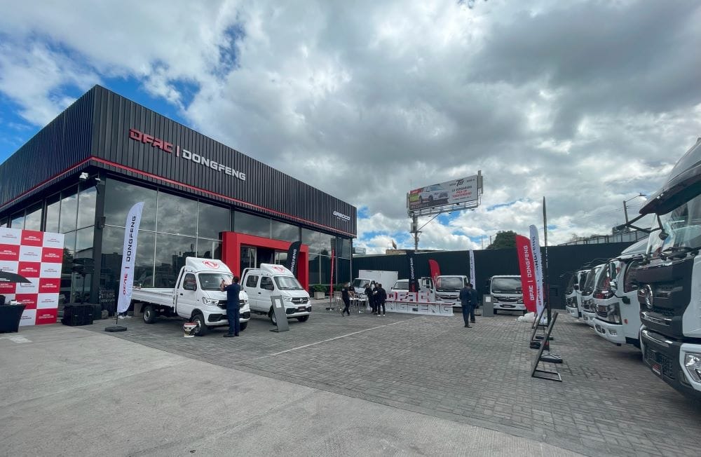 DFAC|DONGFENG ABRE NUEVA SALA DE VENTAS EN BOGOTÁ DE LA MANO DE MAGNA AUTOMOTIVE Y GRECOOMOTORS V12MAGAZINE DFAC|DONGFENG abre sala de ventas en Bogotá, de la mano de Greccomotors, donde expondrá la nueva imagen de la marca y contará con un amplio portafolio de camiones y servicio especializado. V12MAGAZINE