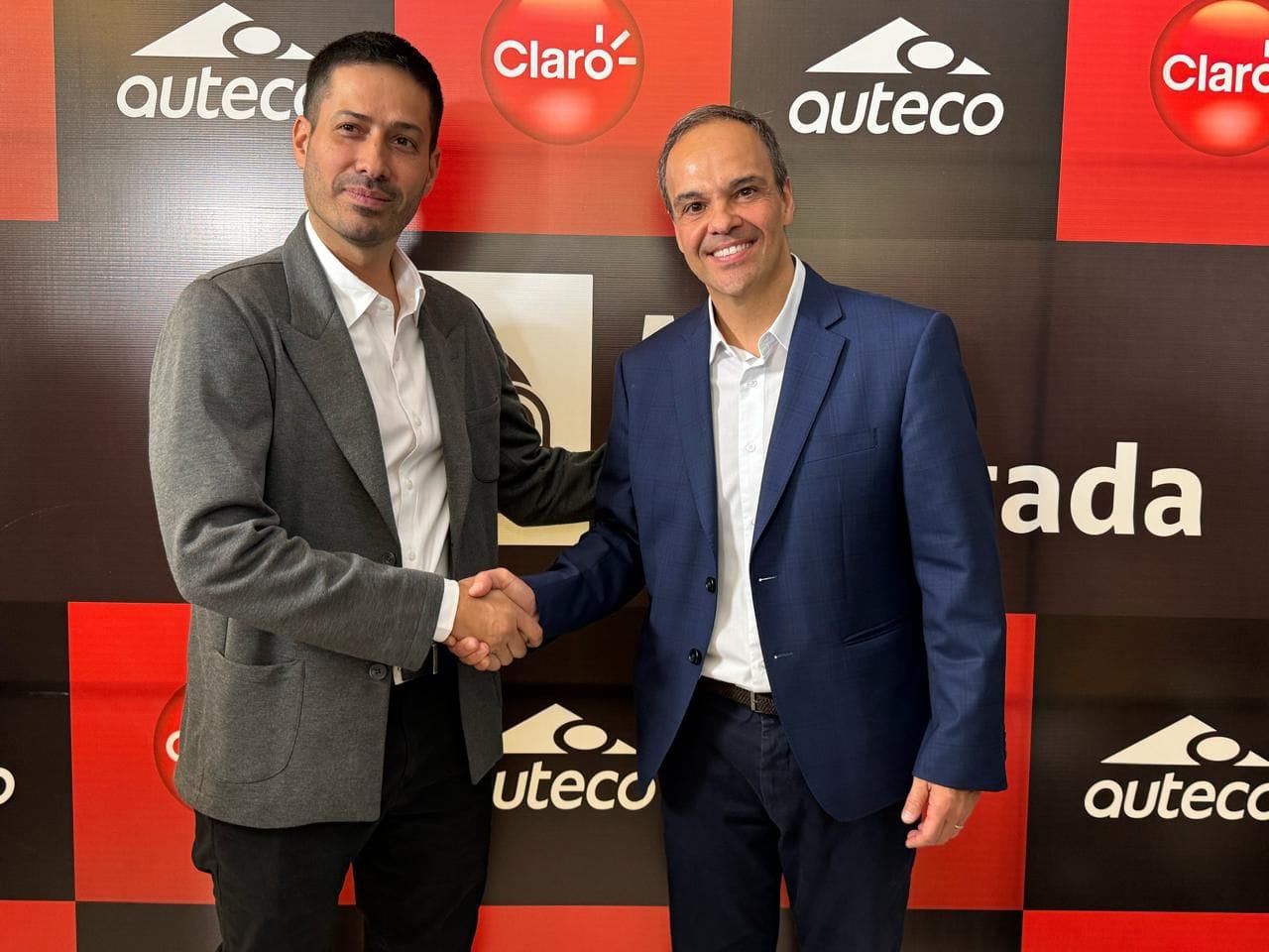 ¿EN QUÉ CONSISTE LA APLICACIÓN ´MOTO CONECTADA´ QUE AUTECO Y CLARO LANZARON PARA LOS MOTEROS? V12MAGAZINE 11 millones de motociclistas podrán usar los servicios de Moto Conectada para tener una conducción más segura, tecnológica y beneficios especiales. V12MAGAZINE