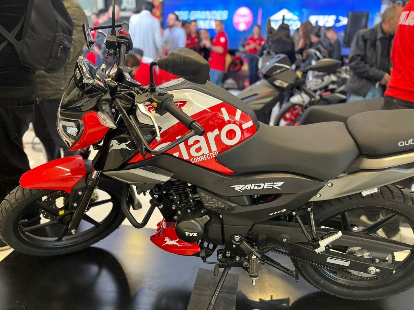 ¿EN QUÉ CONSISTE LA APLICACIÓN ´MOTO CONECTADA´ QUE AUTECO Y CLARO LANZARON PARA LOS MOTEROS? V12MAGAZINE 11 millones de motociclistas podrán usar los servicios de Moto Conectada para tener una conducción más segura, tecnológica y beneficios especiales. V12MAGAZINE