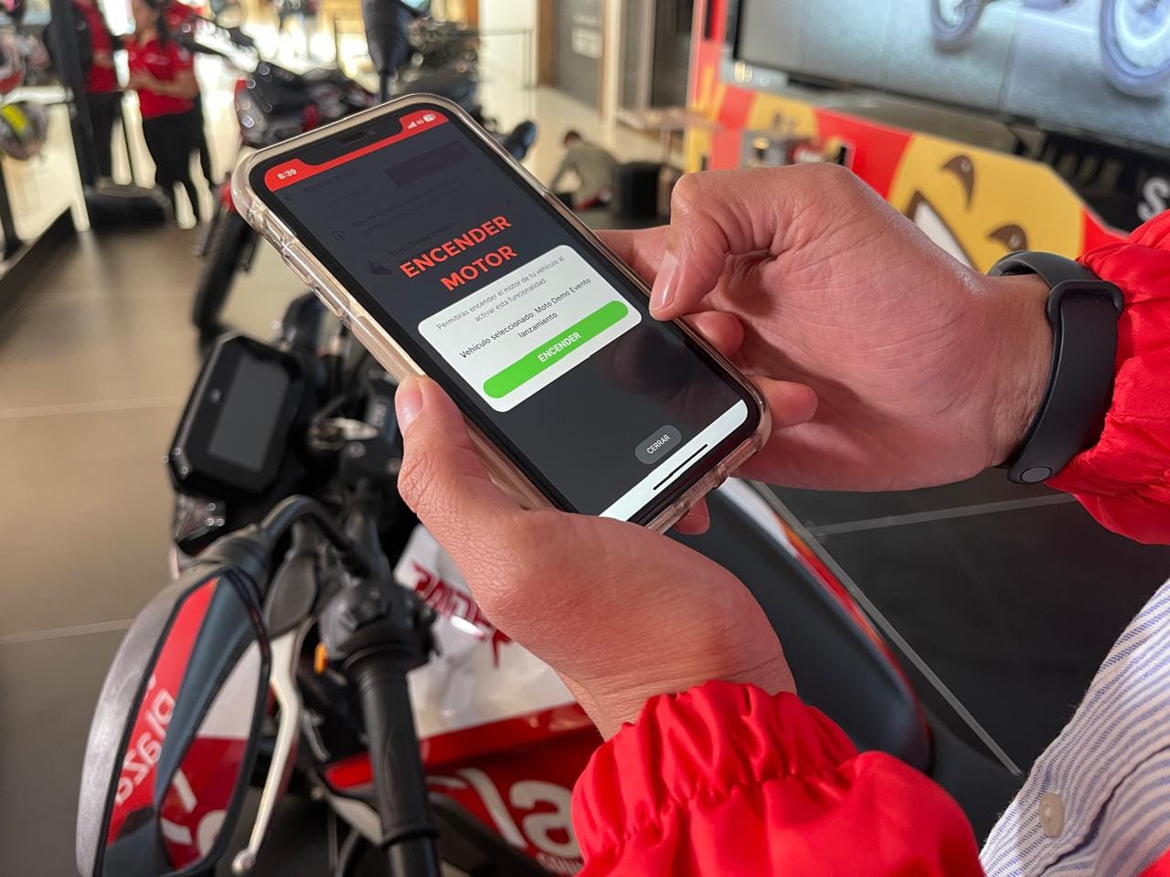 ¿EN QUÉ CONSISTE LA APLICACIÓN ´MOTO CONECTADA´ QUE AUTECO Y CLARO LANZARON PARA LOS MOTEROS? V12MAGAZINE 11 millones de motociclistas podrán usar los servicios de Moto Conectada para tener una conducción más segura, tecnológica y beneficios especiales. V12MAGAZINE