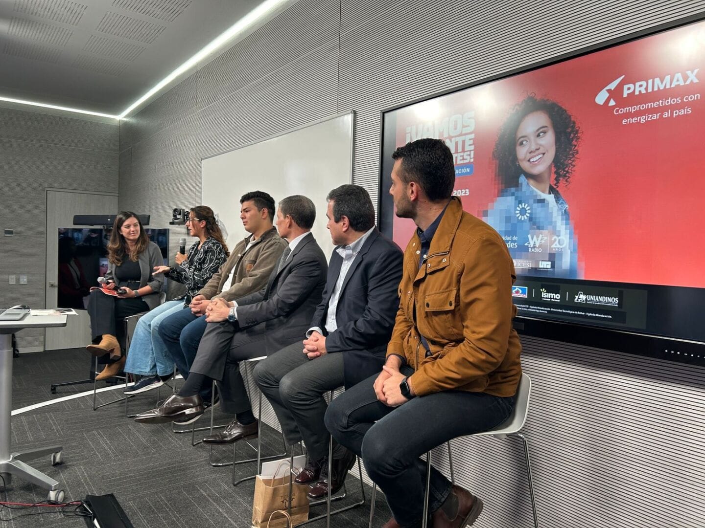 PRIMAX TRABAJA POR LA COMUNIDAD, ENTREGA BECAS A JÓVENES COLOMBIANOS V12MAGAZINE Desde 2022, Primax ha beneficiado a más de 50 estudiantes de diferentes regiones del país. De acuerdo con las cifras más recientes de Mineducación, la tasa de deserción anual universitaria es del 8,02 %. V12MAGAZINE