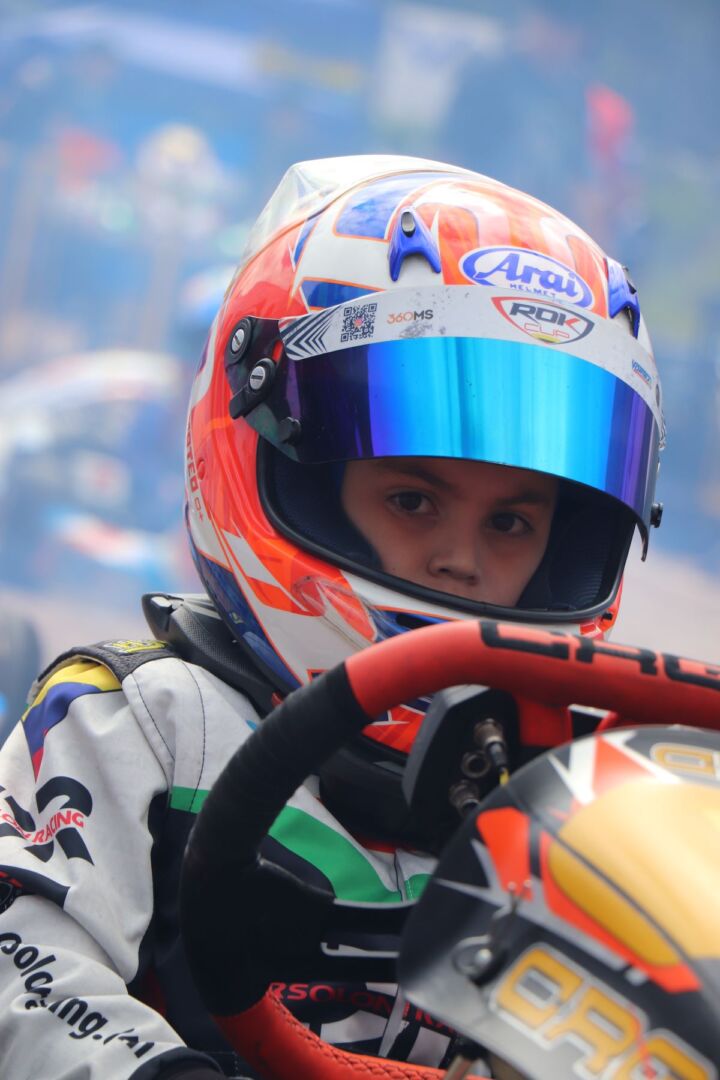 Mateo Gómez Castro, quien sufrió un accidente cerebro vascular a los seis meses de nacido, es el joven promesa del kartismo colombiano que compite en Colombia y Estados Unidos. V12MAGAZINE