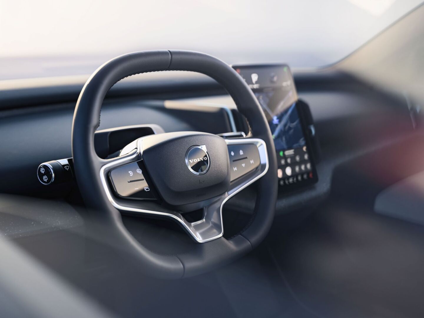 El Volvo EX30 combina elegancia, eficiencia y tecnología, posicionándose como una opción premium asequible en el mercado de vehículos eléctricos. V12MAGAZINE
