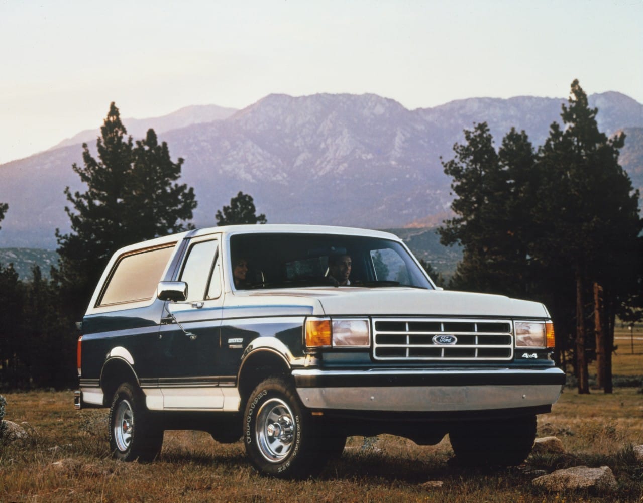 FORD BRONCO: LA HISTORIA DE UN LEGADO CONTADA EN CINCO GENERACIONES V12MAGAZINE Desde su lanzamiento original en 1966, la Bronco ha desafiado los terrenos más difíciles y se ha convertido en un referente en la cultura popular. V12MAGAZINE