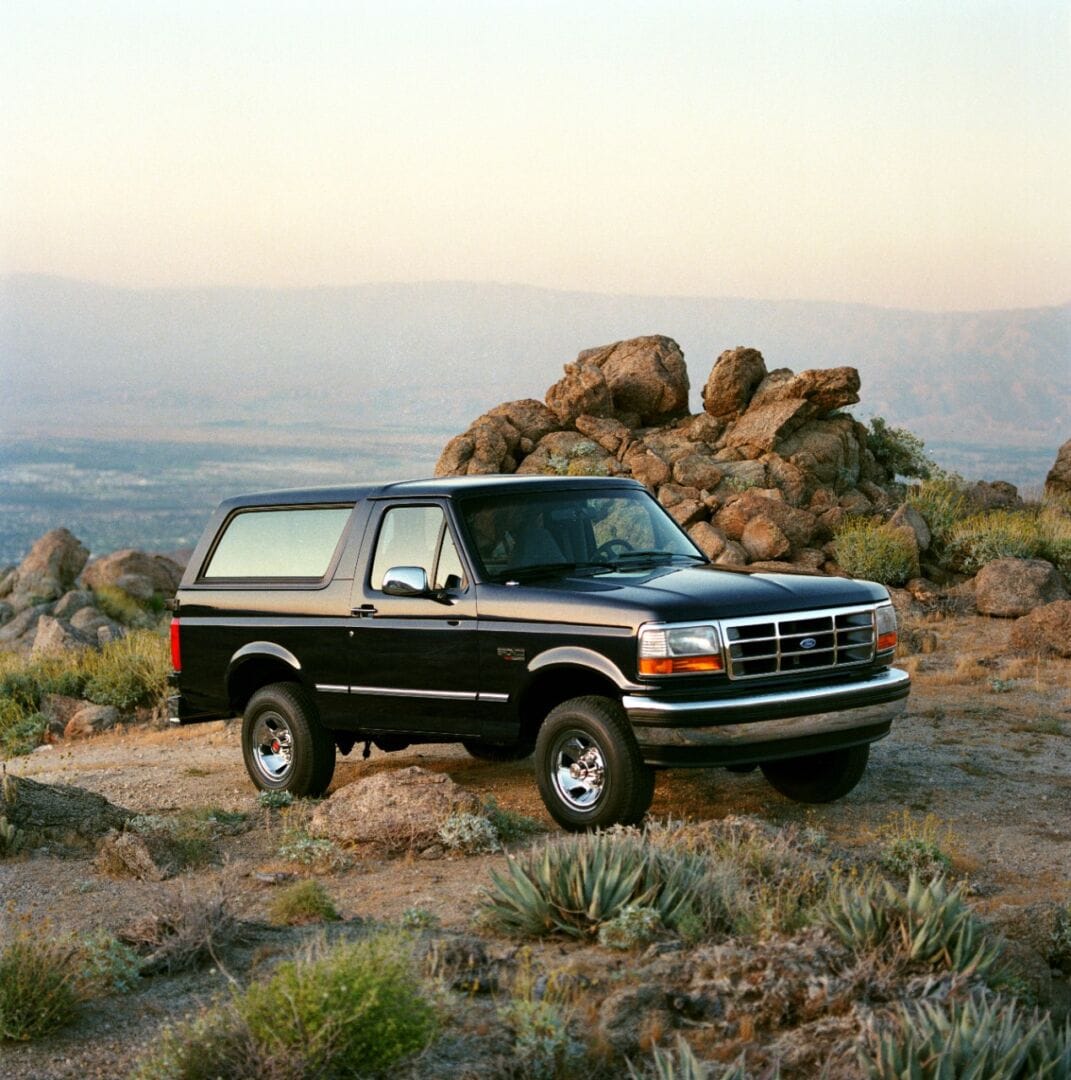 FORD BRONCO: LA HISTORIA DE UN LEGADO CONTADA EN CINCO GENERACIONES V12MAGAZINE Desde su lanzamiento original en 1966, la Bronco ha desafiado los terrenos más difíciles y se ha convertido en un referente en la cultura popular. V12MAGAZINE