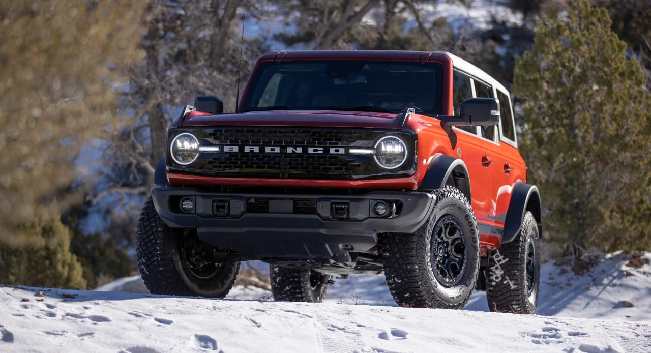 FORD BRONCO: LA HISTORIA DE UN LEGADO CONTADA EN CINCO GENERACIONES V12MAGAZINE Desde su lanzamiento original en 1966, la Bronco ha desafiado los terrenos más difíciles y se ha convertido en un referente en la cultura popular. V12MAGAZINE