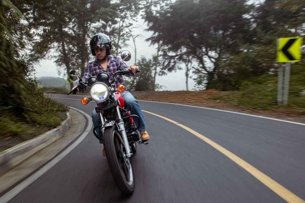 AKT CHR 125: POTENCIA Y EFICIENCIA EN MOVIMIENTO V12MAGAZINE La AKT CHR 125 es una motocicleta que promete apoyar el progreso de los colombianos. Con un diseño clásico y tecnología a la vanguardia, este lanzamiento está destinado a desafiar tradiciones y atraer tanto a los aficionados de las motos como a aquellos que buscan una opción confiable para el día a día. V12MAGAZINE