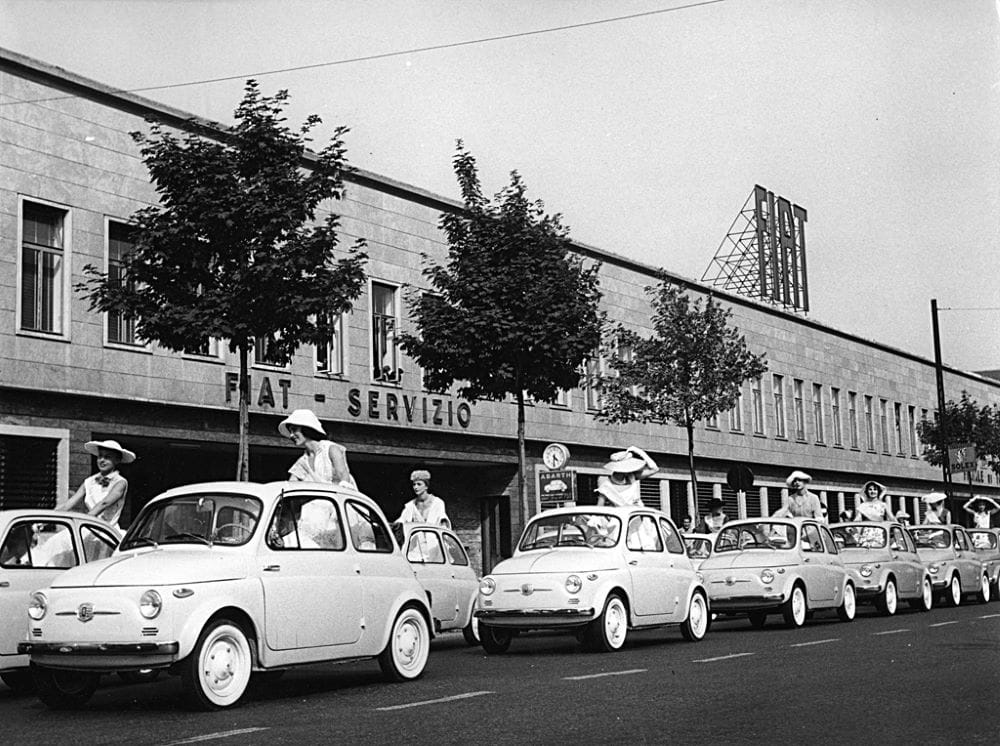 FIAT CELEBRA EN GRANDE SUS 125 AÑOS DE HISTORIA Y TRADICIÓN V12MAGAZINE FIAT nació el 11 de julio de 1899 em Turín. Con modelos que son parte de la vida de millones en toda América del Sur, Argentina y Brasil representan un capítulo importante en la historia de Fiat. V12MAGAZINE