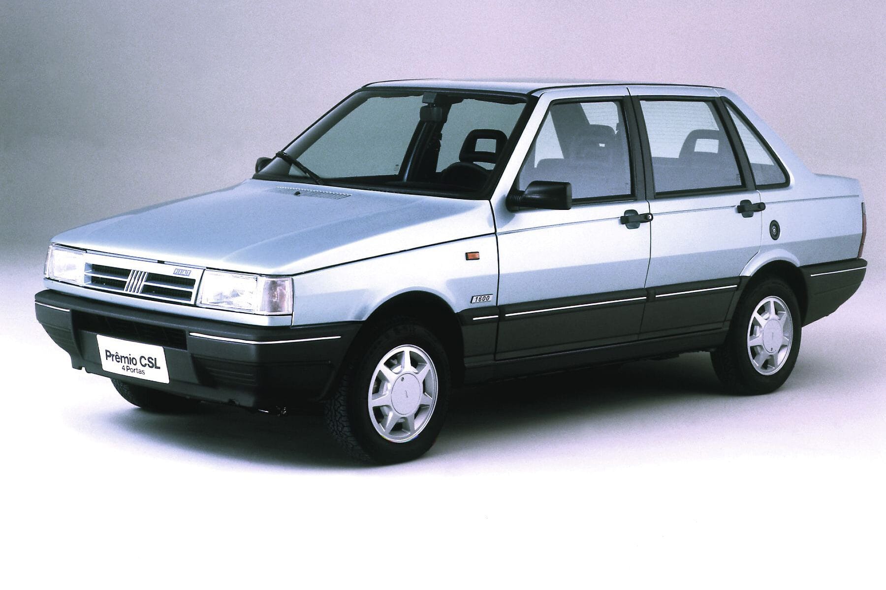 FIAT CELEBRA EN GRANDE SUS 125 AÑOS DE HISTORIA Y TRADICIÓN V12MAGAZINE FIAT nació el 11 de julio de 1899 em Turín. Con modelos que son parte de la vida de millones en toda América del Sur, Argentina y Brasil representan un capítulo importante en la historia de Fiat. V12MAGAZINE