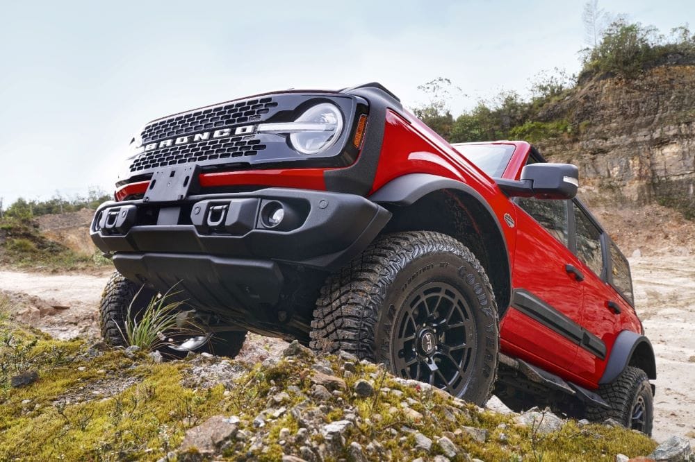 FORD BRONCO: LA HISTORIA DE UN LEGADO CONTADA EN CINCO GENERACIONES V12MAGAZINE Desde su lanzamiento original en 1966, la Bronco ha desafiado los terrenos más difíciles y se ha convertido en un referente en la cultura popular. V12MAGAZINE