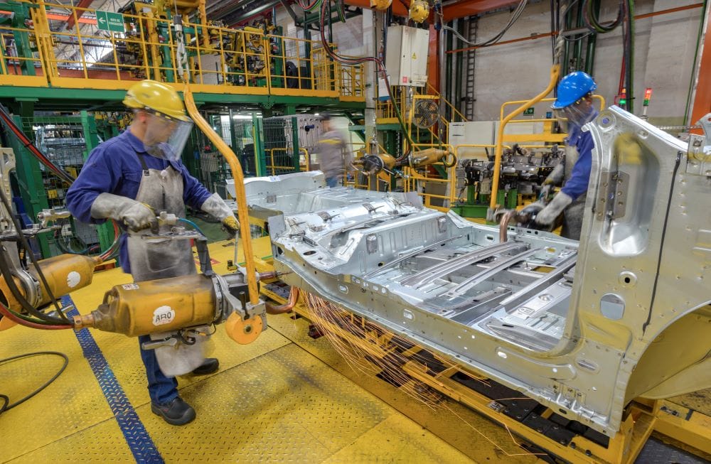 RENAULT-SOFASA CELEBRA 55 AÑOS EN COLOMBIA Y HACE UN CONTUNDENTE LLAMADO V12MAGAZINE Durante 55 años, Renault-Sofasa ha producido 17 modelos y ensamblado 1.7 millones de vehículos. Actualmente Renault-Sofasa emplea a 7.000 personas en su cadena de valor. V12MAGAZINE