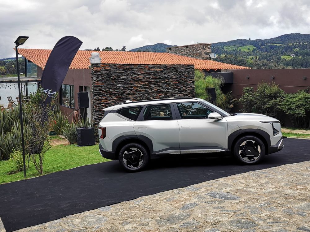 El kia EV5, un SUV eléctrico incorpora la armonía entre tecnología avanzada, diseño futurista y respeto por la naturaleza. Colombia es el primer país de la región en comercializar este modelo. V12MAGAZINE