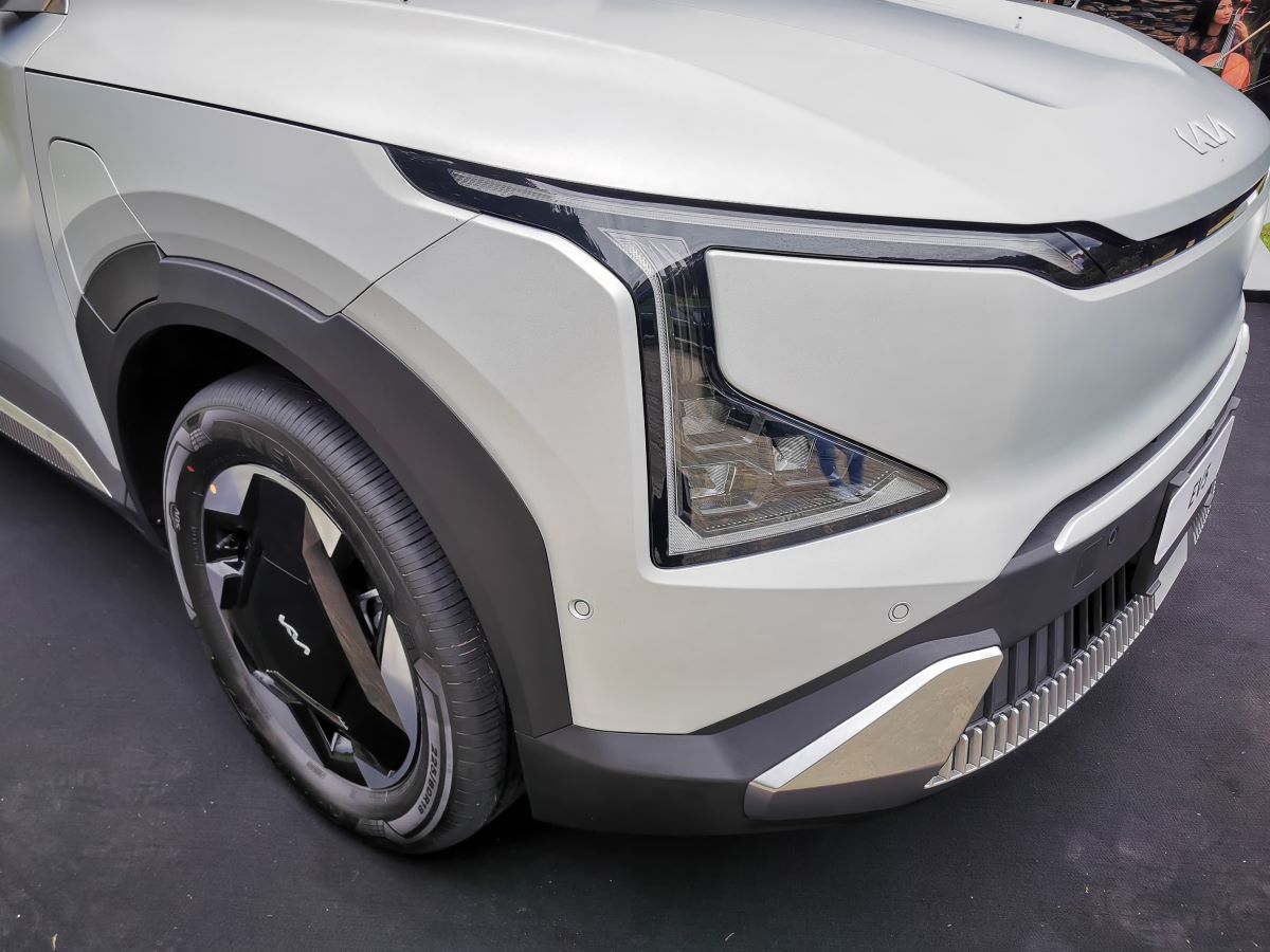 El kia EV5, un SUV eléctrico incorpora la armonía entre tecnología avanzada, diseño futurista y respeto por la naturaleza. Colombia es el primer país de la región en comercializar este modelo. V12MAGAZINE