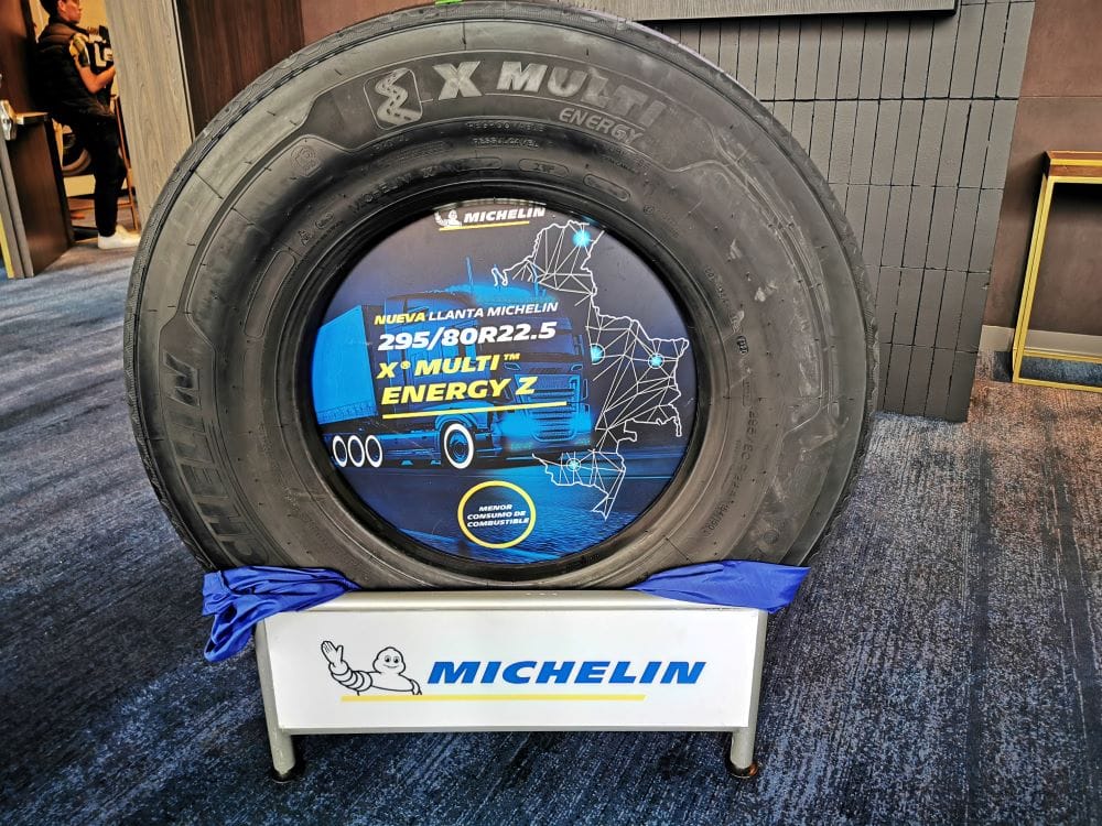 MICHELIN COLOMBIA LANZA LAS MULTI ENERGY, LLANTAS PARA BUS Y CAMIÓN DE ALTO AHORRO Y BAJAS EMISIONES V12MAGAZINE Michelin presentó su revolucionaria gama de llantas Multi Energy, diseñada para transformar la eficiencia y sostenibilidad en el transporte de pasajeros y de carga. V12MAGAZINE