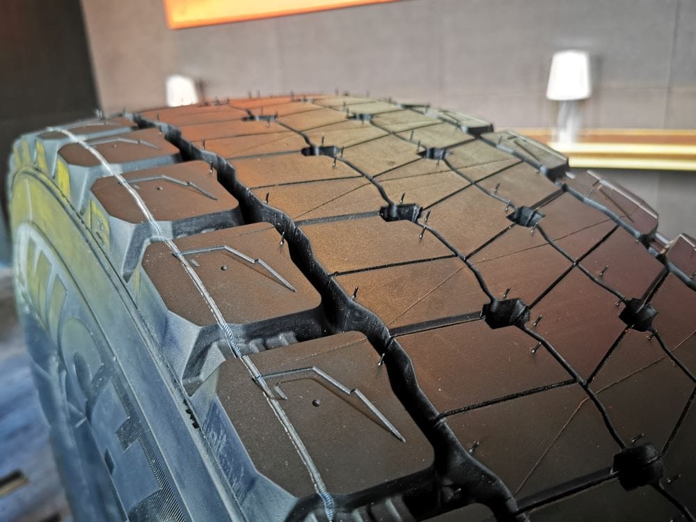 MICHELIN COLOMBIA LANZA LAS MULTI ENERGY, LLANTAS PARA BUS Y CAMIÓN DE ALTO AHORRO Y BAJAS EMISIONES V12MAGAZINE Michelin presentó su revolucionaria gama de llantas Multi Energy, diseñada para transformar la eficiencia y sostenibilidad en el transporte de pasajeros y de carga. V12MAGAZINE