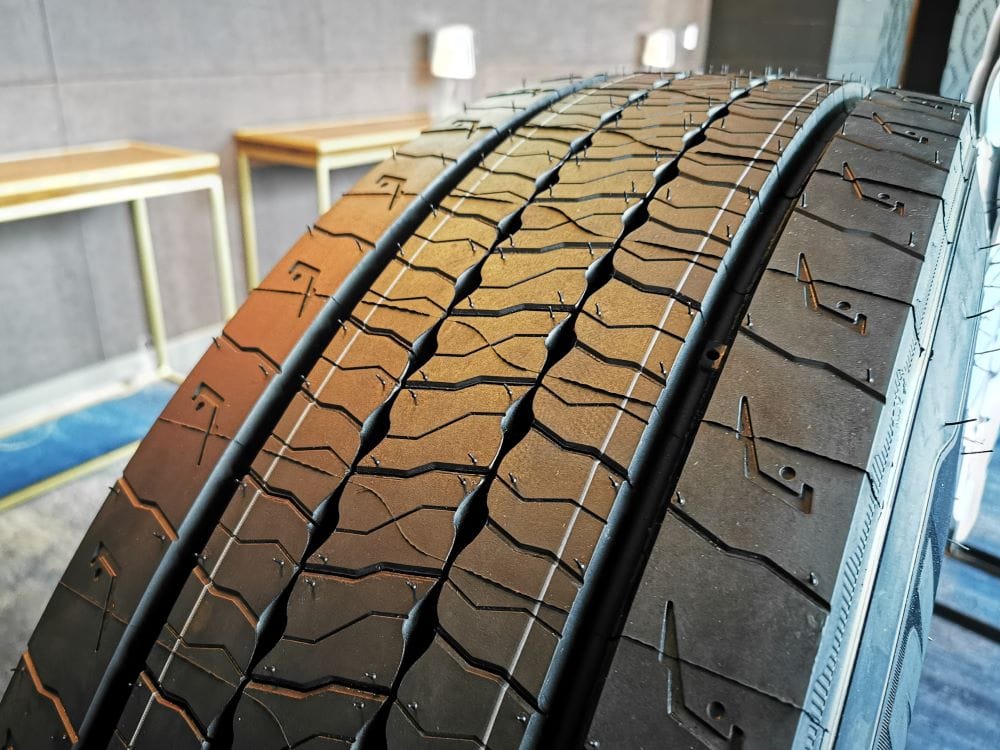 MICHELIN COLOMBIA LANZA LAS MULTI ENERGY, LLANTAS PARA BUS Y CAMIÓN DE ALTO AHORRO Y BAJAS EMISIONES V12MAGAZINE Michelin presentó su revolucionaria gama de llantas Multi Energy, diseñada para transformar la eficiencia y sostenibilidad en el transporte de pasajeros y de carga. V12MAGAZINE
