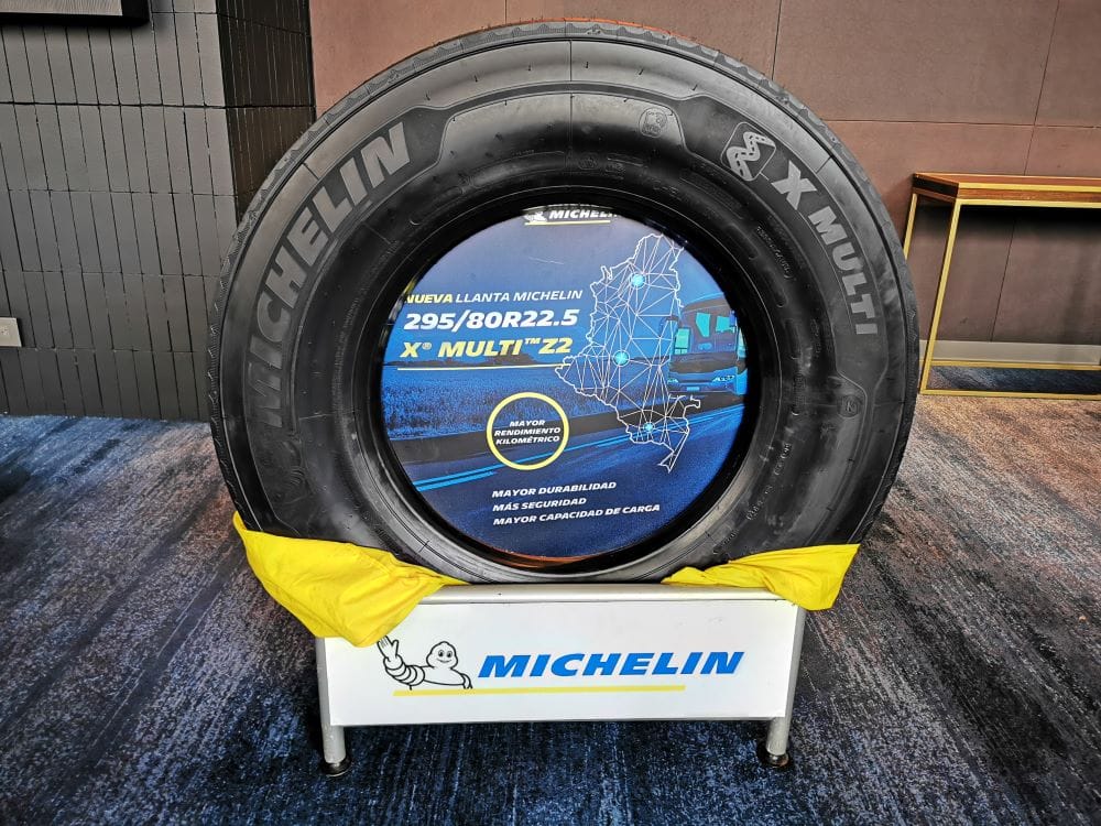 MICHELIN COLOMBIA LANZA LAS MULTI ENERGY, LLANTAS PARA BUS Y CAMIÓN DE ALTO AHORRO Y BAJAS EMISIONES V12MAGAZINE Michelin presentó su revolucionaria gama de llantas Multi Energy, diseñada para transformar la eficiencia y sostenibilidad en el transporte de pasajeros y de carga. V12MAGAZINE
