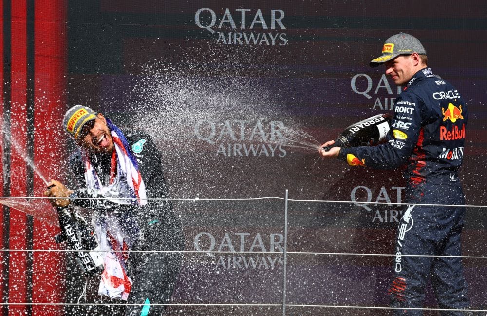 LEWIS HAMILTON LLORÓ EN SU REGRESÓ A LO MÁS ALTO Y ESTABLECE UN RÉCORD EN SILVERTONE V12MAGAZINE ¡Por fin una carrera emocionante! De todo pasó en el Gran Premio de Gran Bretaña, Lewis Hamilton volvió a la victoria tras más de dos años sin hacerlo. Hubo lágrimas y momentos conmovedores. V12MAGAZINE