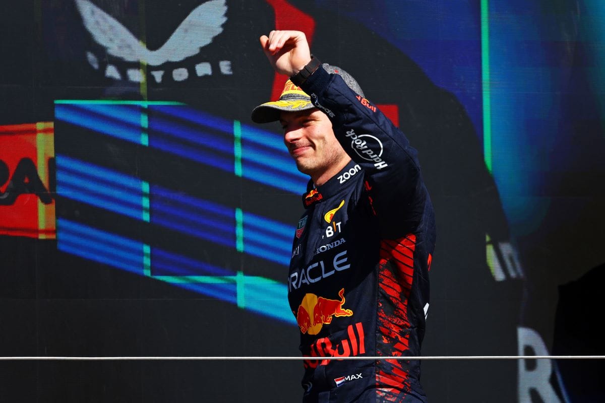 LEWIS HAMILTON LLORÓ EN SU REGRESÓ A LO MÁS ALTO Y ESTABLECE UN RÉCORD EN SILVERTONE V12MAGAZINE ¡Por fin una carrera emocionante! De todo pasó en el Gran Premio de Gran Bretaña, Lewis Hamilton volvió a la victoria tras más de dos años sin hacerlo. Hubo lágrimas y momentos conmovedores. V12MAGAZINE