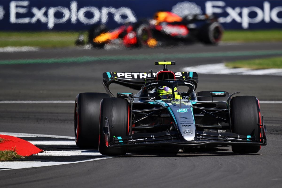 LEWIS HAMILTON LLORÓ EN SU REGRESÓ A LO MÁS ALTO Y ESTABLECE UN RÉCORD EN SILVERTONE V12MAGAZINE ¡Por fin una carrera emocionante! De todo pasó en el Gran Premio de Gran Bretaña, Lewis Hamilton volvió a la victoria tras más de dos años sin hacerlo. Hubo lágrimas y momentos conmovedores. V12MAGAZINE