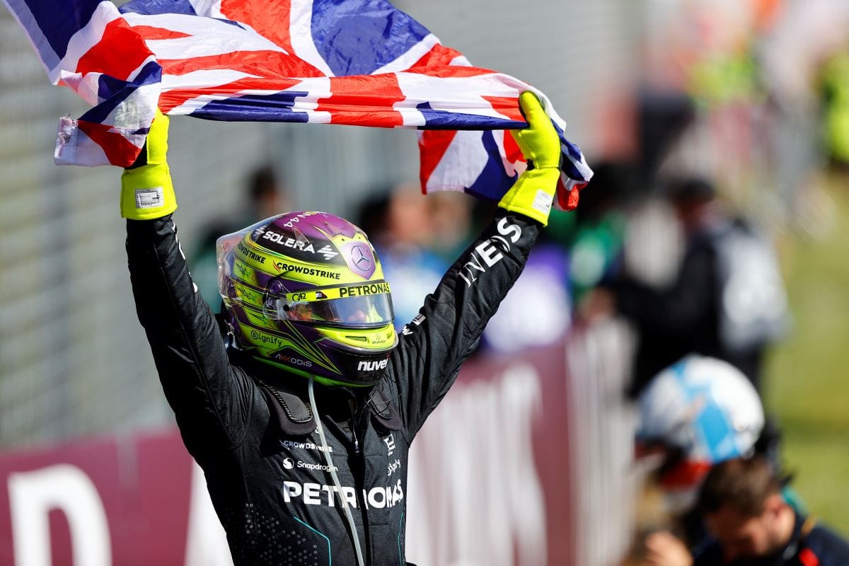 LEWIS HAMILTON LLORÓ EN SU REGRESÓ A LO MÁS ALTO Y ESTABLECE UN RÉCORD EN SILVERTONE V12MAGAZINE ¡Por fin una carrera emocionante! De todo pasó en el Gran Premio de Gran Bretaña, Lewis Hamilton volvió a la victoria tras más de dos años sin hacerlo. Hubo lágrimas y momentos conmovedores. V12MAGAZINE