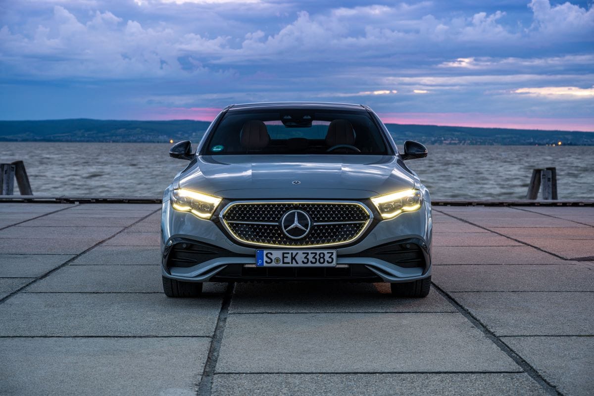 MERCEDES-BENZ CLASE E Y CLE COUPÉ, POTENCIALIZAN EL PORTAFOLIO DE LA MARCA DE LA ESTRELLA V12MAGAZINE Mercedes-Benz presentó dos modelos con tecnología hibrida, uno enchufable y otro con hibridación ligera. Estos vehículos representan un avance significativo en términos de tecnología, confort y seguridad. V12MAGAZINE