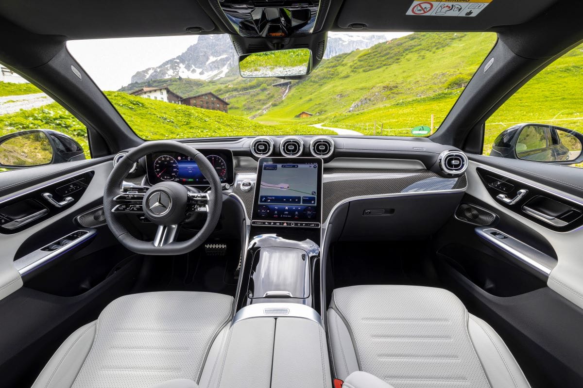 MERCEDES-BENZ CLASE E Y CLE COUPÉ, POTENCIALIZAN EL PORTAFOLIO DE LA MARCA DE LA ESTRELLA V12MAGAZINE Mercedes-Benz presentó dos modelos con tecnología hibrida, uno enchufable y otro con hibridación ligera. Estos vehículos representan un avance significativo en términos de tecnología, confort y seguridad. V12MAGAZINE