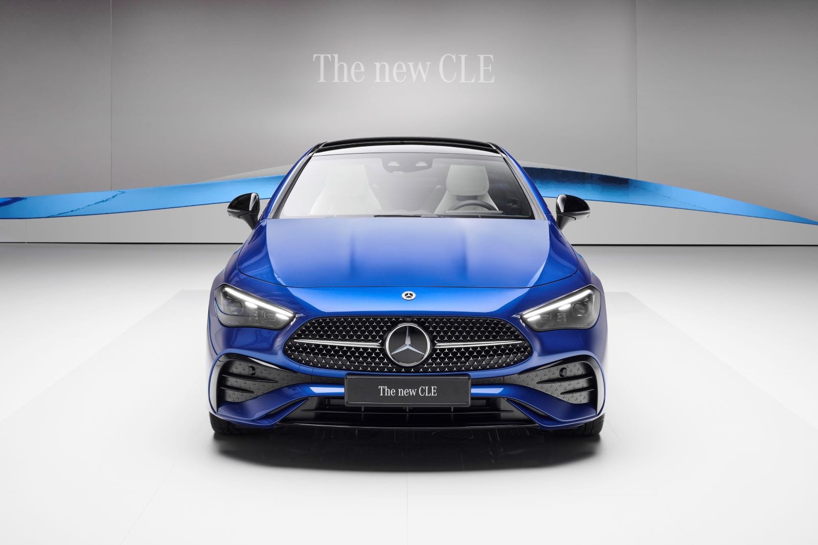 MERCEDES-BENZ CLASE E Y CLE COUPÉ, POTENCIALIZAN EL PORTAFOLIO DE LA MARCA DE LA ESTRELLA V12MAGAZINE Mercedes-Benz presentó dos modelos con tecnología hibrida, uno enchufable y otro con hibridación ligera. Estos vehículos representan un avance significativo en términos de tecnología, confort y seguridad. V12MAGAZINE