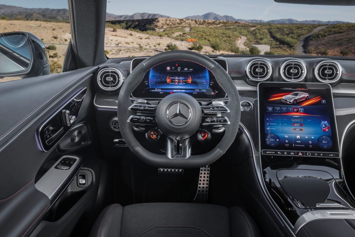 MERCEDES-BENZ CLASE E Y CLE COUPÉ, POTENCIALIZAN EL PORTAFOLIO DE LA MARCA DE LA ESTRELLA V12MAGAZINE Mercedes-Benz presentó dos modelos con tecnología hibrida, uno enchufable y otro con hibridación ligera. Estos vehículos representan un avance significativo en términos de tecnología, confort y seguridad. V12MAGAZINE