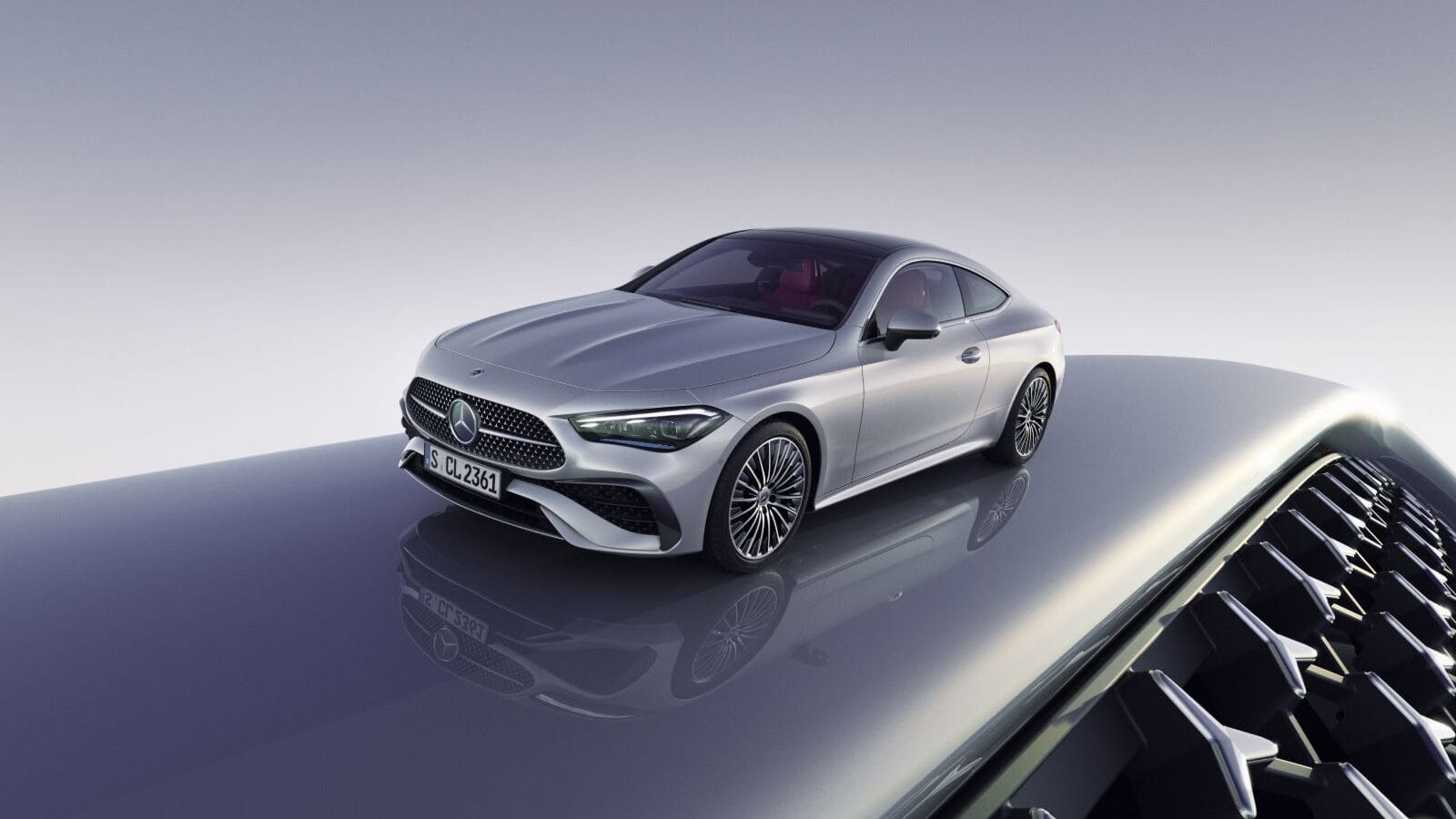 MERCEDES-BENZ CLASE E Y CLE COUPÉ, POTENCIALIZAN EL PORTAFOLIO DE LA MARCA DE LA ESTRELLA V12MAGAZINE Mercedes-Benz presentó dos modelos con tecnología hibrida, uno enchufable y otro con hibridación ligera. Estos vehículos representan un avance significativo en términos de tecnología, confort y seguridad. V12MAGAZINE