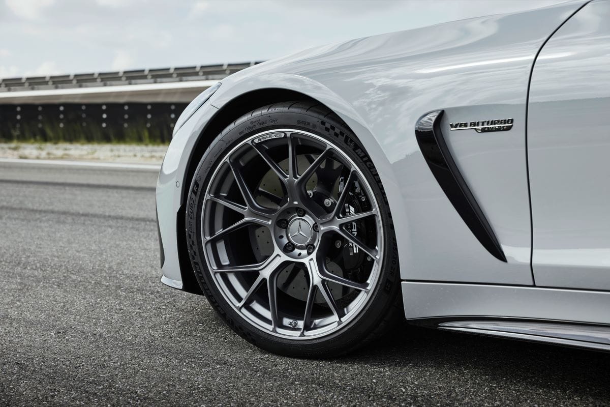 MERCEDES-AMG GT 63 PRO 4MATIC+ SUPERA LOS 600 CABALLOS DE POTENCIA CON UNA SENSACIONAL AGILIDAD V12MAGAZINE Mercedes-AMG presentó en el Goodwood Festival of Speed su última creación MERCEDES-AMG GT 63 PRO 4MATIC+, con una aerodinámica optimizada y un motor V8 biturbo de 4.0 litros. V12MAGAZINE