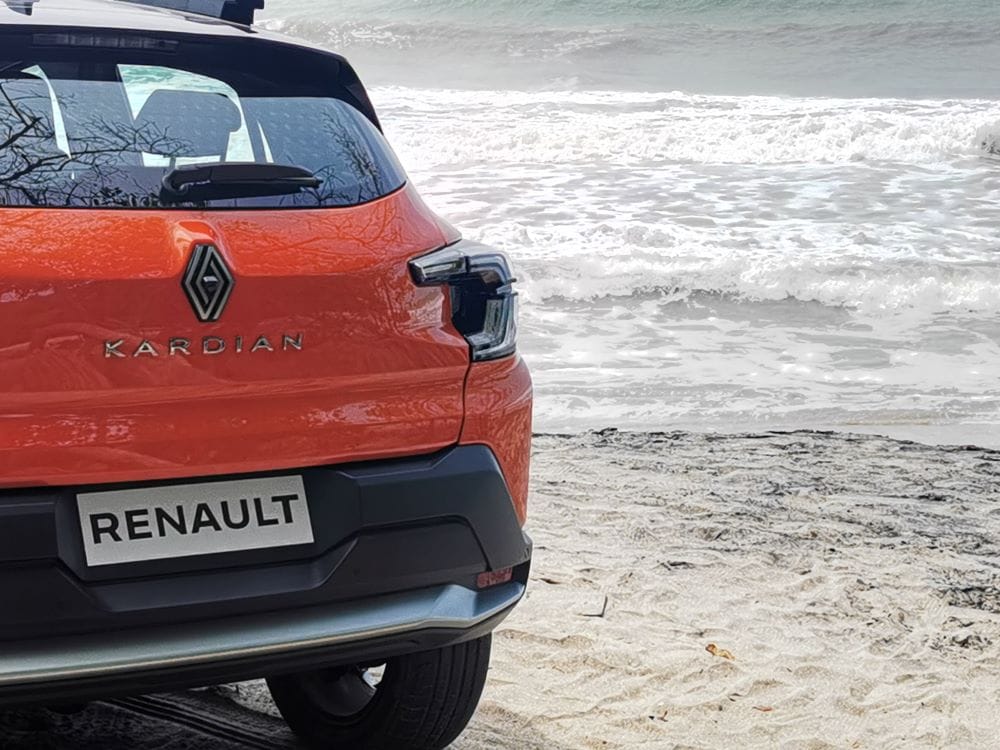 RENAULT KARDIAN: LA ESPERANZA DE LA MARCA DEL ROMBO PARA REGRESAR AL LIDERATO EN VENTAS V12MAGAZINE El Renault Kardian es el primer vehículo producido en América Latina (Brasil) con la nueva identidad de marca. Su desarrollo se logró bajo la plataforma Modular del Grupo Renault. V12MAGAZINE