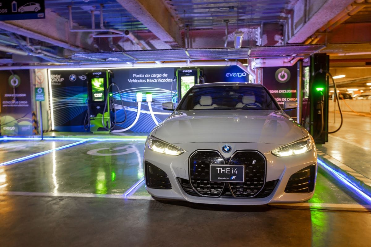 BMW GROUP INVIERTE 724 MIL EUROS PARA FORTALECER LA RED DE CARGA ELÉCTRICA EN LATINOAMÉRICA V12MAGAZINE La inversión de BMW Group se verá reflejada en 251 nuevos cargadores en vías públicas distribuidos en Argentina, Brasil, Chile, Colombia, Costa Rica, México, Panamá y Perú. V12MAGAZINE